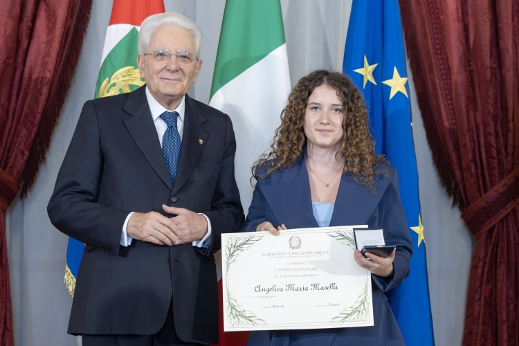 Il Presidente della Repubblica Sergio Mattarella consegna l'Attestato d'Onore a Angelica Maria Masella Alfiere della Repubblica
