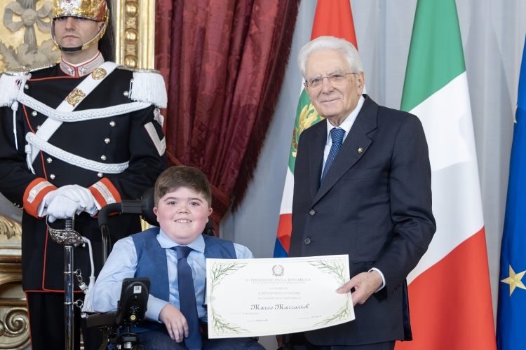 Il Presidente della Repubblica Sergio Mattarella consegna l'Attestato d'Onore a Marco Mazzariol Alfiere della Repubblica
