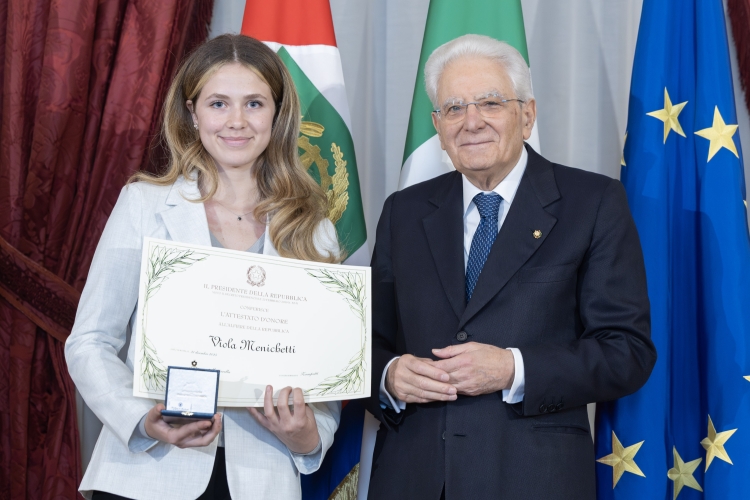 Il Presidente della Repubblica Sergio Mattarella consegna l'Attestato d'Onore a Viola Menichetti Alfiere della Repubblica
