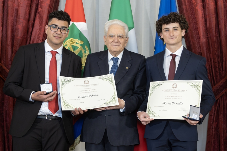 Il Presidente della Repubblica Sergio Mattarella consegna l'Attestato d'Onore a Matteo Morvillo Amedeo Valestra Alfieri della Repubblica
