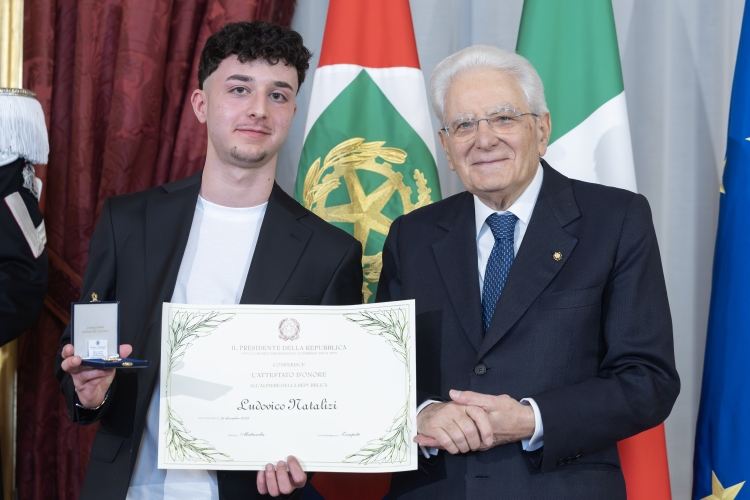 Il Presidente della Repubblica Sergio Mattarella consegna l'Attestato d'Onore a Ludovico Natalizzi Alfiere della Repubblica
