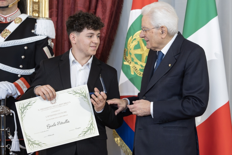 Il Presidente della Repubblica Sergio Mattarella consegna l'Attestato d'Onore a Gioele Petrella Alfiere della Repubblica

