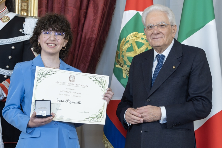 Il Presidente della Repubblica Sergio Mattarella consegna l'Attestato d'Onore a Sara Pignatelli Alfiere della Repubblica

