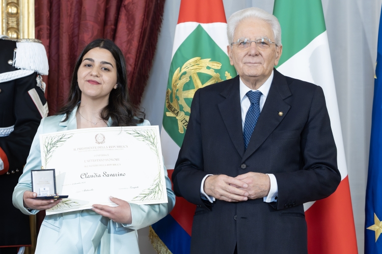 Il Presidente della Repubblica Sergio Mattarella consegna l'Attestato d'Onore a Claudia Savarino Alfiere della Repubblica
