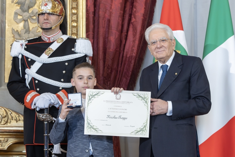 Il Presidente della Repubblica Sergio Mattarella consegna l'Attestato d'Onore a Nicolas Treppo, Alfiere della Repubblica
