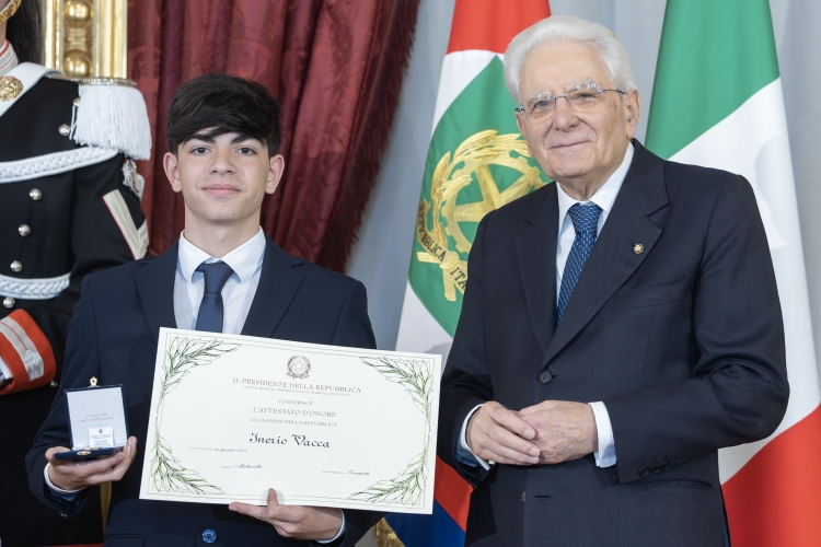 Il Presidente della Repubblica Sergio Mattarella consegna l'Attestato d'Onore a Inerio Vacca, Alfiere della Repubblica
