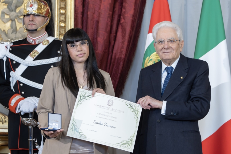 Il Presidente della Repubblica Sergio Mattarella consegna l'Attestato d'Onore a Emilia Zarrone, Alfiere della Repubblica
