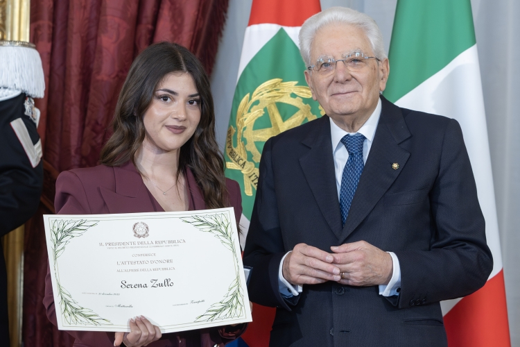 Il Presidente della Repubblica Sergio Mattarella consegna l'Attestato d'Onore a Serena Zullo, Alfiere della Repubblica
