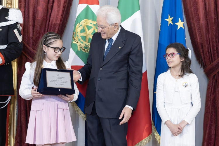 Il Presidente della Repubblica Sergio Mattarella consegna la Targa alla Classe V A – Istituto comprensivo “Don Milani-Leopardi” – Plesso Scuola primaria “A. Grippo” – C. da Rossellino (PZ)
Per aver imparato il linguaggio dell’amicizia 
