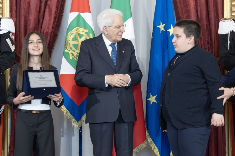 Il Presidente della Repubblica Sergio Mattarella consegna la Targa alla Classe 2^ B – Istituto Comprensivo 3 “A. Vivenza – Giovanni XXIII” – Scuola secondaria di I grado – Avezzano (AQ)
Per la solidarietà vissuta con entusiasmo

