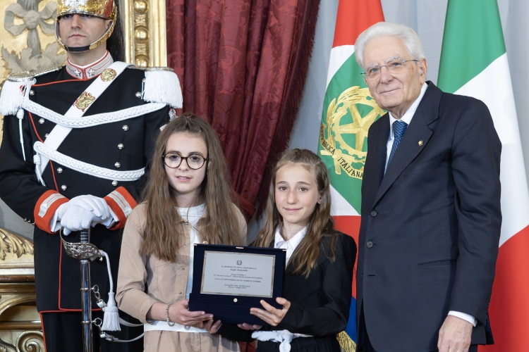 Il Presidente della Repubblica Sergio Mattarella consegna la Targa alla Classe V – Istituto comprensivo “Giosuè Carducci” – Plesso Scuola primaria di Castelletto – Busca (CN)
Nulla è impossibile se si cammina insieme


