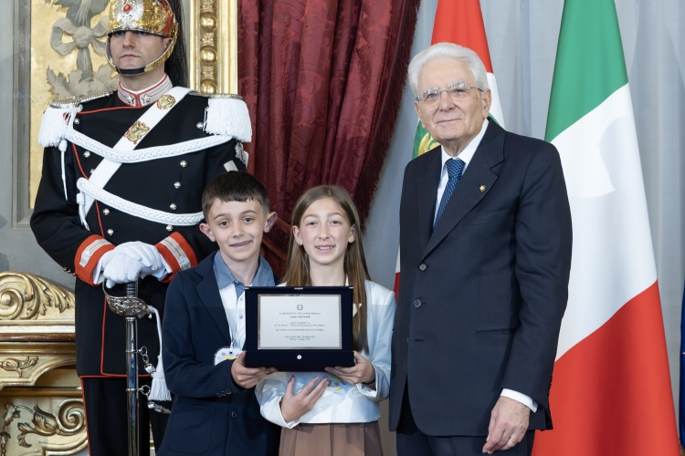 Il Presidente della Repubblica Sergio Mattarella consegna la Targa alla Classe V A – Istituto Comprensivo “E. Rosetti” – Plesso Scuola primaria “Don Milani” – Forlimpopoli (FC)
Quando la condivisione fa la forza
