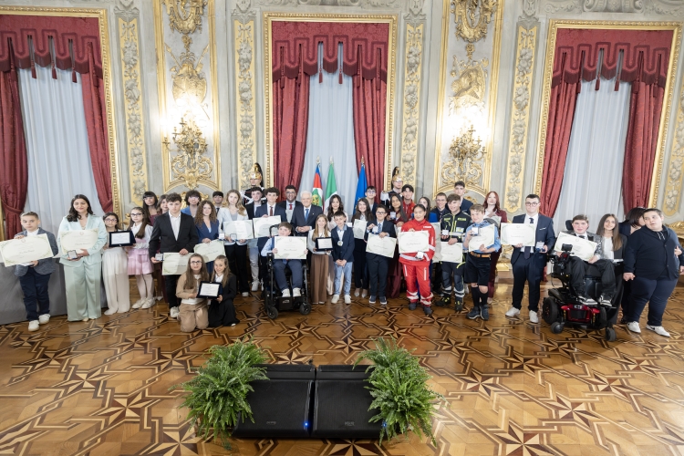 Il Presidente della Repubblica Sergio Mattarella con i nuovi Alfieri della Repubblica
