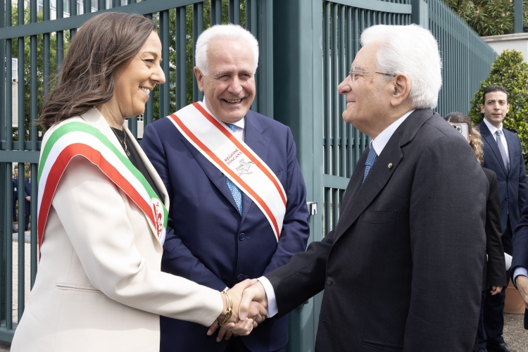Il Presidente Mattarella a Firenze alla Caserma Felice Maritano accolto da Eugenio Giani, Presidente della Regione Toscana, e da Sara Funaro, Sindaco della Città metropolitana di Firenze, in occasione del giuramento del 15° corso triennale degli Allievi Marescialli dei Carabinieri