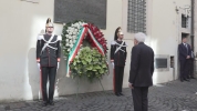 Il Presidente Mattarella depone una corona di fiori sotto la lapide dell’On. Aldo Moro, in occasione del quarantottesimo anniversario dell’uccisione dello Statista