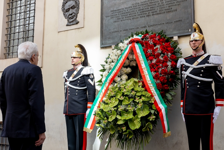  Il Presidente Sergio Mattarella in occasione della deposizione di una corona di fiori sotto la lapide dell'On. Aldo Moro, nel quarantottesimo anniversario dell'uccisione dello Statista