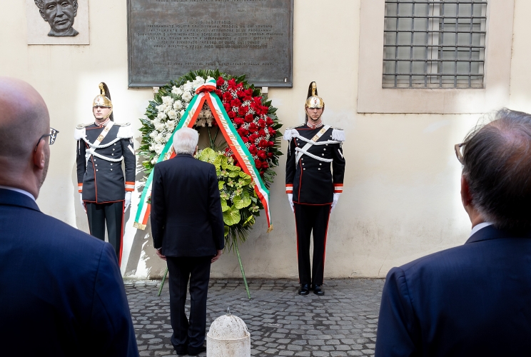 Il Presidente Sergio Mattarella in occasione della deposizione di una corona di fiori sotto la lapide dell'On. Aldo Moro, nel quarantottesimo anniversario dell'uccisione dello Statista