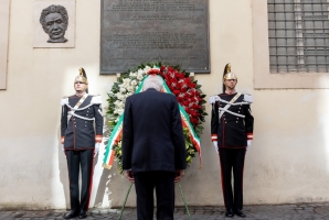 Il Presidente Sergio Mattarella in occasione della deposizione di una corona di fiori sotto la lapide dell'On. Aldo Moro, nel quarantottesimo anniversario dell'uccisione dello Statista