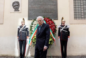  Il Presidente Sergio Mattarella in occasione della deposizione di una corona di fiori sotto la lapide dell'On. Aldo Moro, nel quarantottesimo anniversario dell'uccisione dello Statista, 
