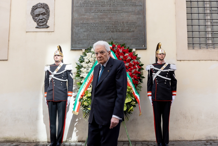  Il Presidente Sergio Mattarella in occasione della deposizione di una corona di fiori sotto la lapide dell'On. Aldo Moro, nel quarantottesimo anniversario dell'uccisione dello Statista, 