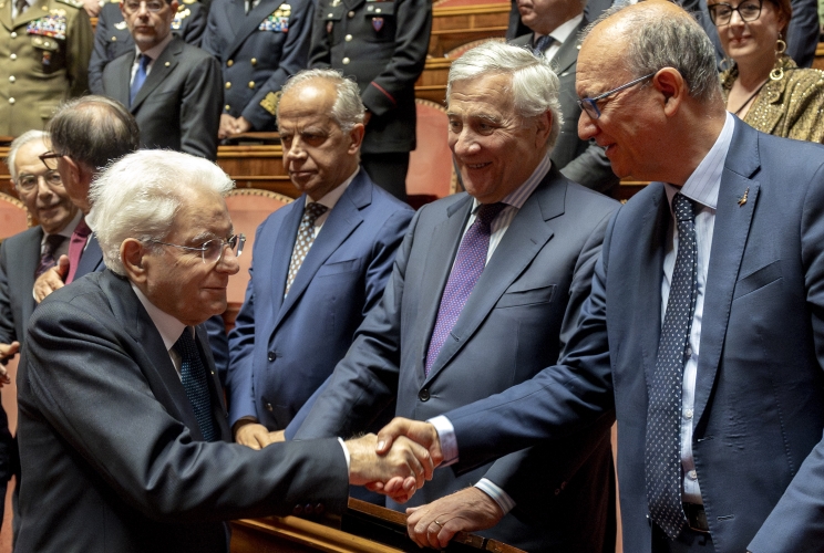 Il Presidente Sergio Mattarella al termine della cerimonia di celebrazione del Giorno della Memoria dedicato alle vittime del terrorismo saluta Giuseppa Valditara, Ministro dell’Istruzione e del Merito, Antonio Tajani, Vicepremier e Ministro degli Affari Esteri e della Cooperazione Internazionale e Matteo Piantedosi, Ministro dell'Interno