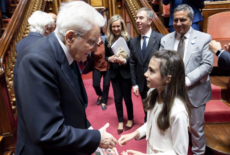 Il Presidente Sergio Mattarella al termine della cerimonia di celebrazione del Giorno in Memoria dedicato alle vittime del terrorismo saluta una delle ragazze premiate per il concorso del Ministero della Cultura “Tracce di memoria – XII edizione, 2025-2026”