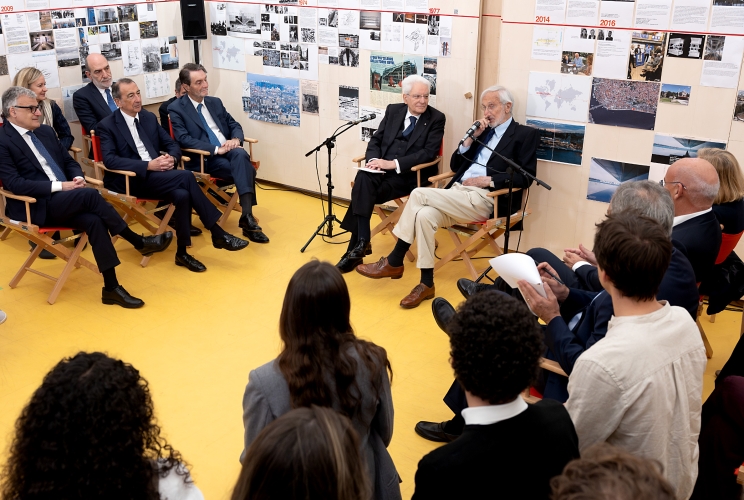Il Presidente Sergio Mattarella nel corso dell'incontro con alcuni studenti del Politecnico