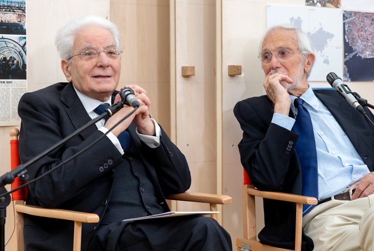 Il Presidente Sergio Mattarella nel corso dell'incontro con alcuni studenti del Politecnico