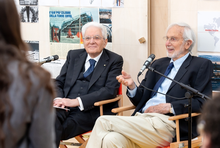 Il Presidente Sergio Mattarella nel corso dell'incontro con alcuni studenti del Politecnico