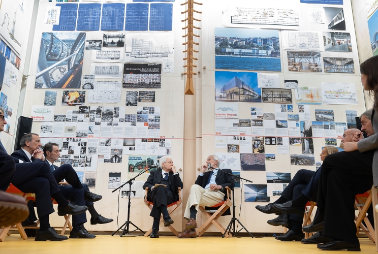 Il Presidente Sergio Mattarella nel corso dell'incontro con alcuni studenti del Politecnico