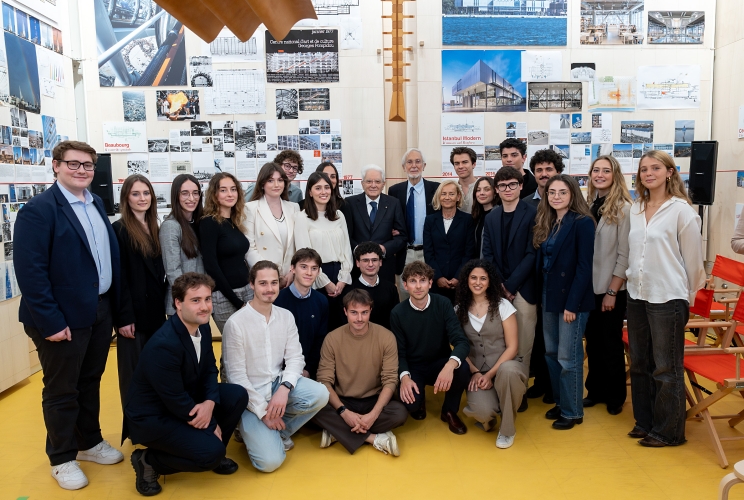 Il Presidente Sergio Mattarella al termine dell'incontro con alcuni studenti del Politecnico
