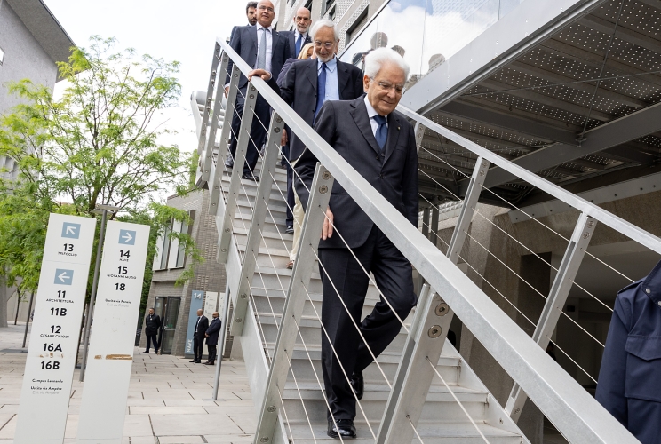 Milano - Il Presidente Sergio Mattarella accompagnato da Renzo Piano, scende la  scala esterna di accesso all’edificio denominato “Nave”m al termine della visita al Politecnico di Milano, oggi 11 maggio 2026.(Foto di Paolo Giandotti - Ufficio per la Stampa e la Comunicazione)