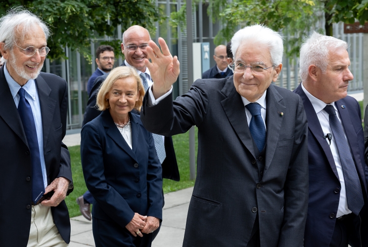 Il Presidente Sergio Mattarella con Renzo Piano, in occasione della visita al Politecnico di Milano, risponde al saluto degli studenti