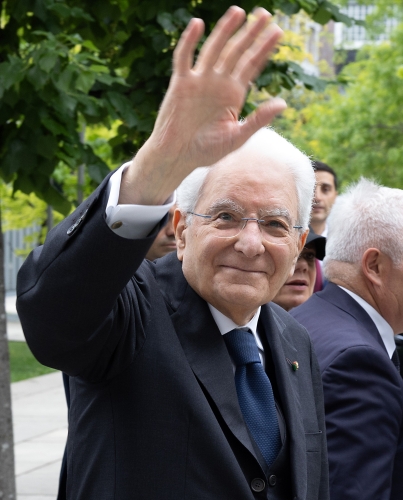 Il Presidente Sergio Mattarella con Renzo Piano, in occasione della visita al Politecnico di Milano, risponde al saluto degli studenti