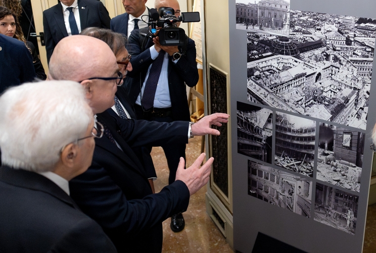 Il Presidente Sergio Mattarella osserva alcune tavole raffiguranti le fasi di ricostruzione del Teatro, poco prima della cerimonia in occasione dell'80° anniversario del concerto di riapertura della Scala ricostruita