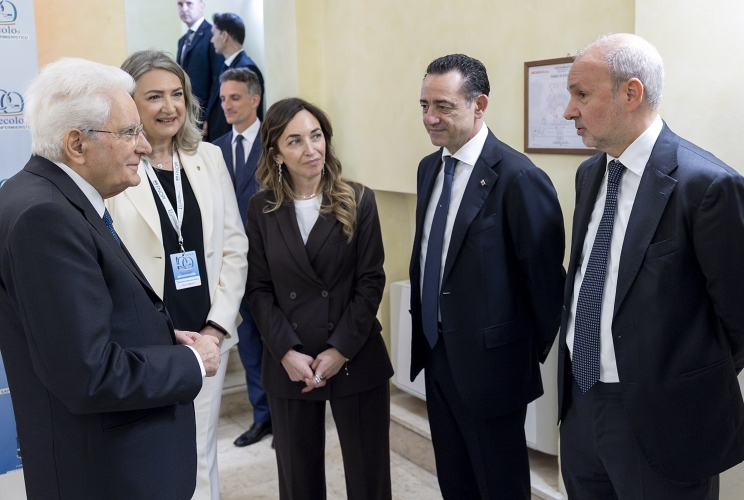 Il Presidente Sergio Mattarella con Barbara Mangiacavalli, Presidente della Federazione Nazionale degli Ordini delle Professioni Infermieristiche (FNOPI), Giuseppe Mazzotta, Direttore generale della Federazione Nazionale degli Ordini delle Professioni Infermieristiche,Maria Domenica Castellone, Vice Presidente del Senato, della Repubblica, Paolo Trancassini, Questore della Camera dei Deputati e Orazio Schillaci, Ministro della Salute, alla cerimonia in occasione del centenario della giornata internazionale dell’infermiere
