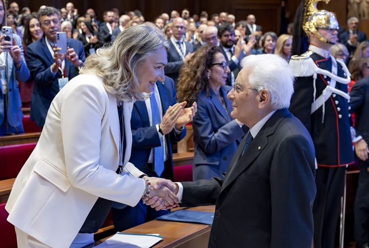 Il Presidente Sergio Mattarella con Barbara Mangiacavalli, Presidente della Federazione Nazionale degli Ordini delle Professioni Infermieristiche (FNOPI), alla cerimonia in occasione del centenario della giornata internazionale dell’infermiere