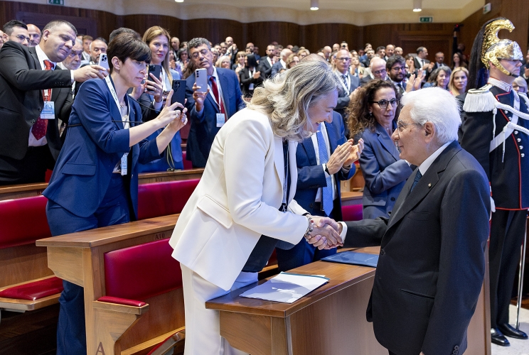 Il Presidente Sergio Mattarella con Barbara Mangiacavalli, Presidente della Federazione Nazionale degli Ordini delle Professioni Infermieristiche (FNOPI), al termine della cerimonia in occasione del centenario della giornata internazionale dell’infermiere
