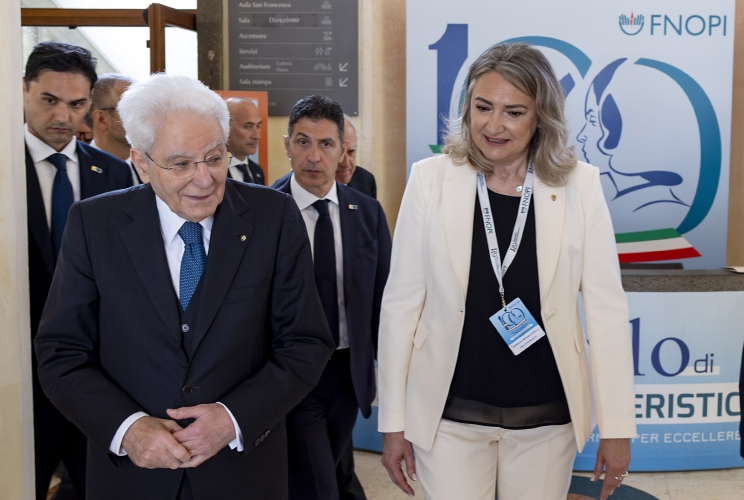 Il Presidente Sergio Mattarella con Barbara Mangiacavalli, Presidente della Federazione Nazionale degli Ordini delle Professioni Infermieristiche (FNOPI), al termine della cerimonia in occasione del centenario della giornata internazionale dell’infermiere