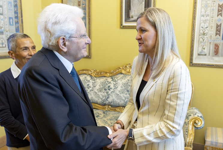 Il Presidente Sergio Mattarella accoglie la Signora Kirsty Coventry, Presidente del Cio, in occasione della consegna dell'onorificenza olimpica 