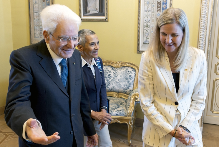 Il Presidente Sergio Mattarella accoglie la Signora Kirsty Coventry, Presidente del Cio, in occasione della consegna dell'onorificenza olimpica 