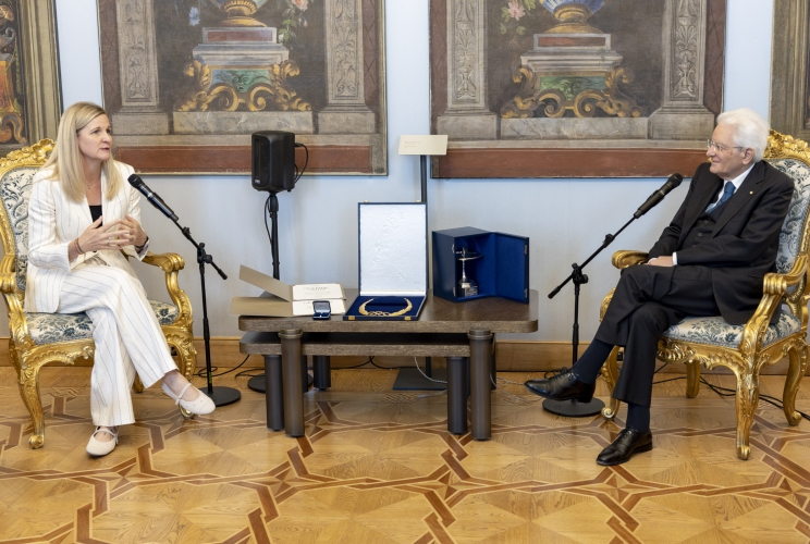 Il Presidente Sergio Mattarella con la Signora Kirsty Coventry, Presidente del Cio, in occasione della consegna dell'onorificenza olimpica 