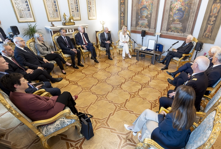Il Presidente Sergio Mattarella con la Signora Kirsty Coventry, Presidente del Cio, in occasione della consegna dell'onorificenza olimpica 