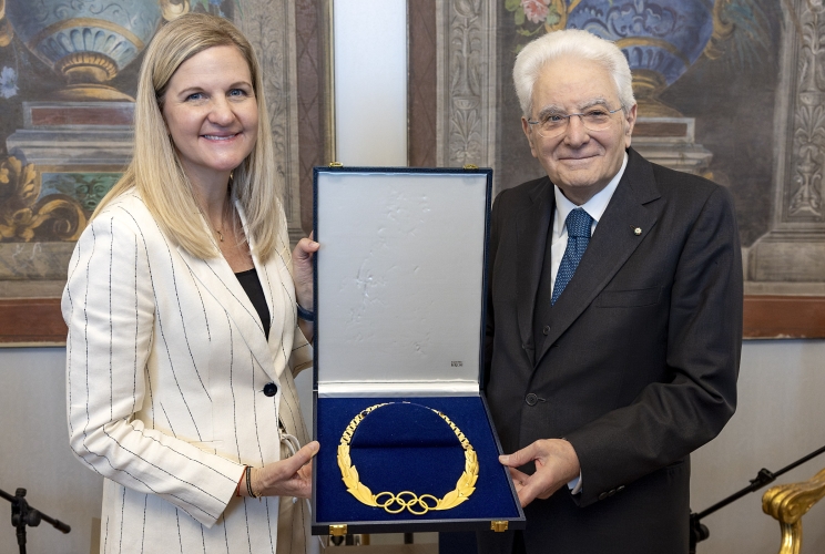 Il Presidente Sergio Mattarella con la Signora Kirsty Coventry, Presidente del Cio, in occasione della consegna dell'onorificenza olimpica 