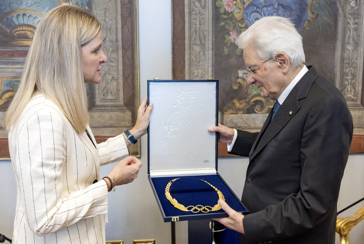 Il Presidente Sergio Mattarella con la Signora Kirsty Coventry, Presidente del Cio, in occasione della consegna dell'onorificenza olimpica 