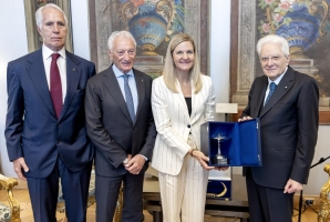 Il Presidente Sergio Mattarella con la Signora Kirsty Coventry, Presidente del Cio, il Presidente del CONI Luciano Buonfiglio e Giovanni Malagò, Presidente della Fondazione Milano Cortina 2026, in occasione della consegna da parte del CIO della Coppa al popolo italiano