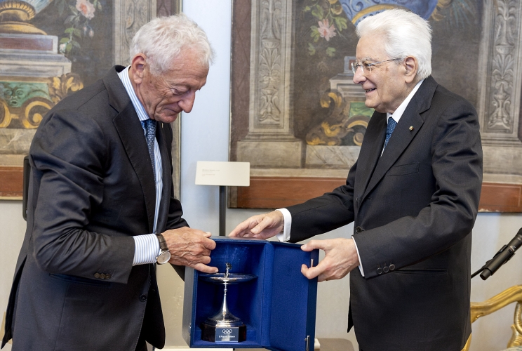 Il Presidente Sergio Mattarella consegna la Coppa al popolo italiano al Presidente del CONI Luciano Buonfiglio