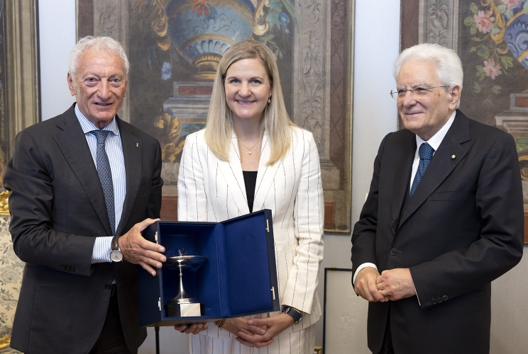 Il Presidente Sergio Mattarella con la Signora Kirsty Coventry, Presidente del Cio e il Presidente del CONI Luciano Buonfiglio, in occasione della consegna da parte del CIO della Coppa al popolo italiano