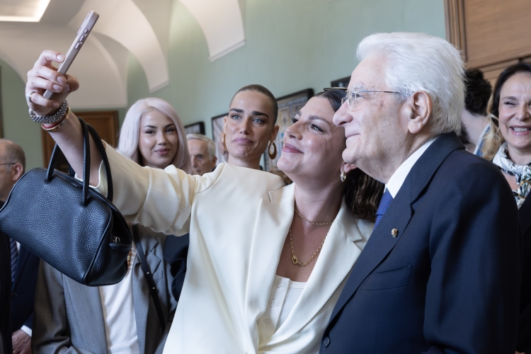 Il Presidente Sergio Mattarella con Emma Marrone, in occasione del 145° anniversario dell'istituzione della Società Italiana degli autori e degli editori 
