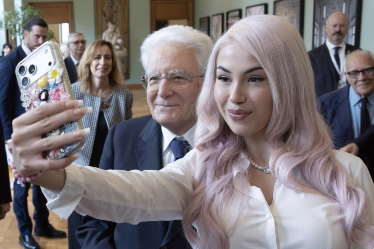 Il Presidente Sergio Mattarella con Anna Pepe, in occasione del 145° anniversario dell'istituzione della Società Italiana degli autori e degli editori 
